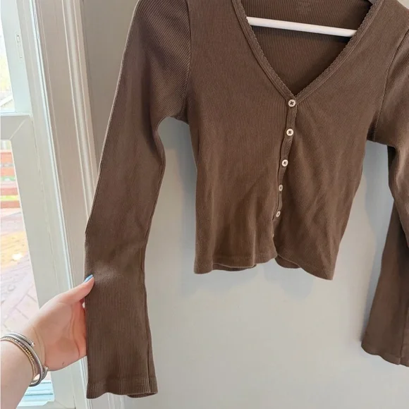 Brandy Melville Button-Up Top - Picture 4 of 5